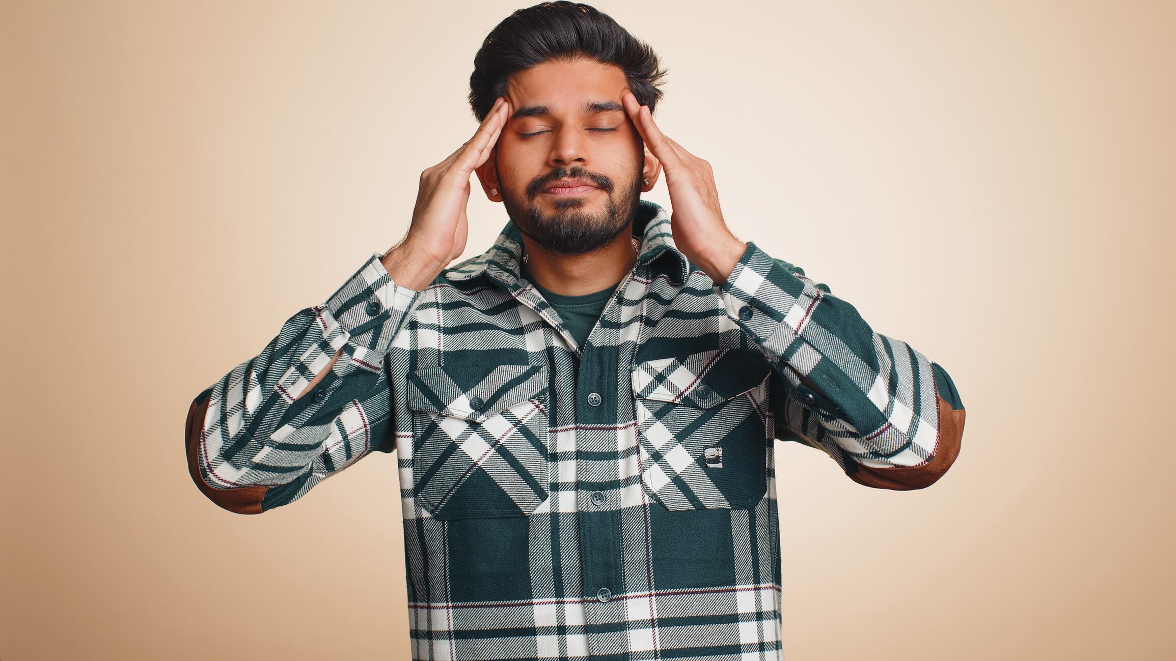 Si reaccionas con irritabilidad ante cualquier cosa o te sientes más sensible de lo normal, quizá no sea casualidad. El cansancio influye en la forma en que expresamos nuestras emociones. Foto: Istock