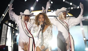 Beyoncé brindó espectacular presentación en duelo de Navidad de la NFL | VIDEO