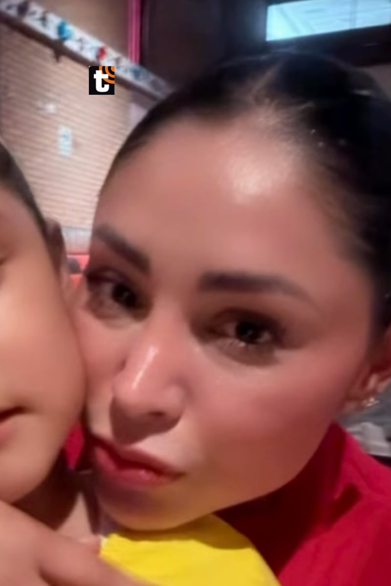 Pamela Franco emocionada con su pequeña hija.