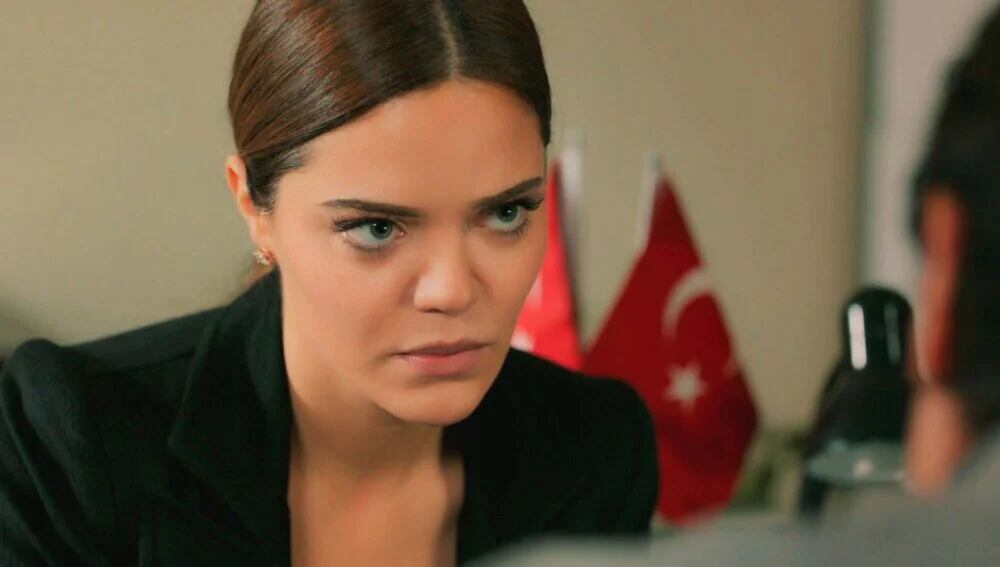 Züleyha habla con Mehmet en la telenovela turca "Tierra amarga" (Foto: Tims & B Productions)