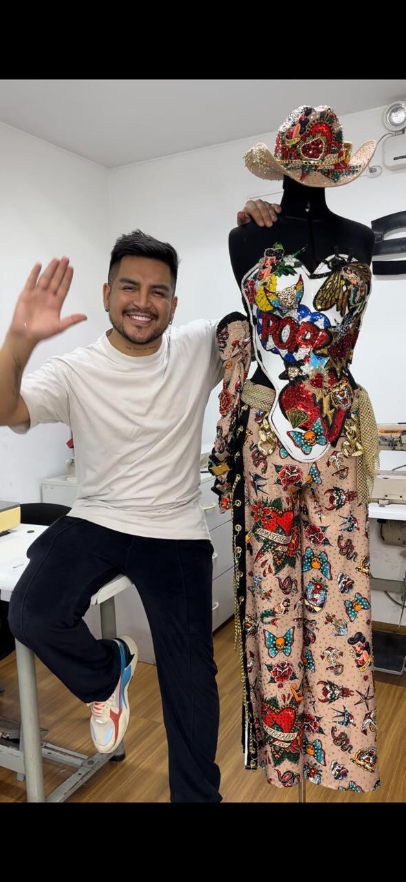 Álex Segura creó pieza para Karol G, inspirado en tatuajes de los 90. (Foto: Difusión)