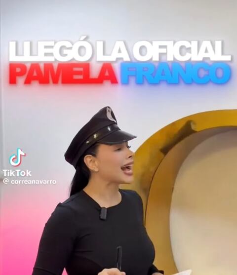 Pamela Franco se disfraza de 'oificia' de policía por Halloween.