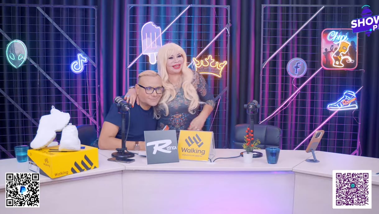 Susy Díaz regresó al set, siguió con la entrevista con Carlos Cacho y terminaron el programa dándose un abrazo.