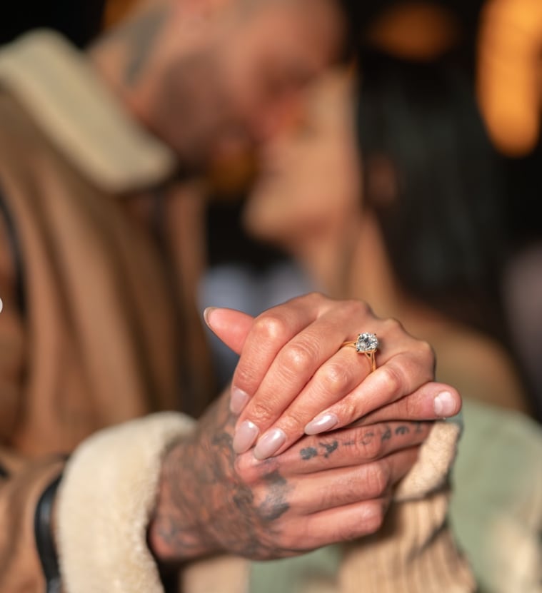 Angie Arizaga muestra su anillo de compromiso que le entregó Jota Benz en su pedida de mano.