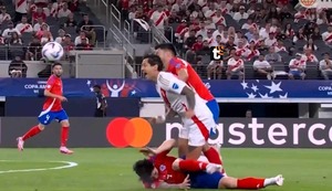 Gianluca Lapadula sufre dura falta a lo ‘pan con pescado’ en el Perú - Chile | VIDEO