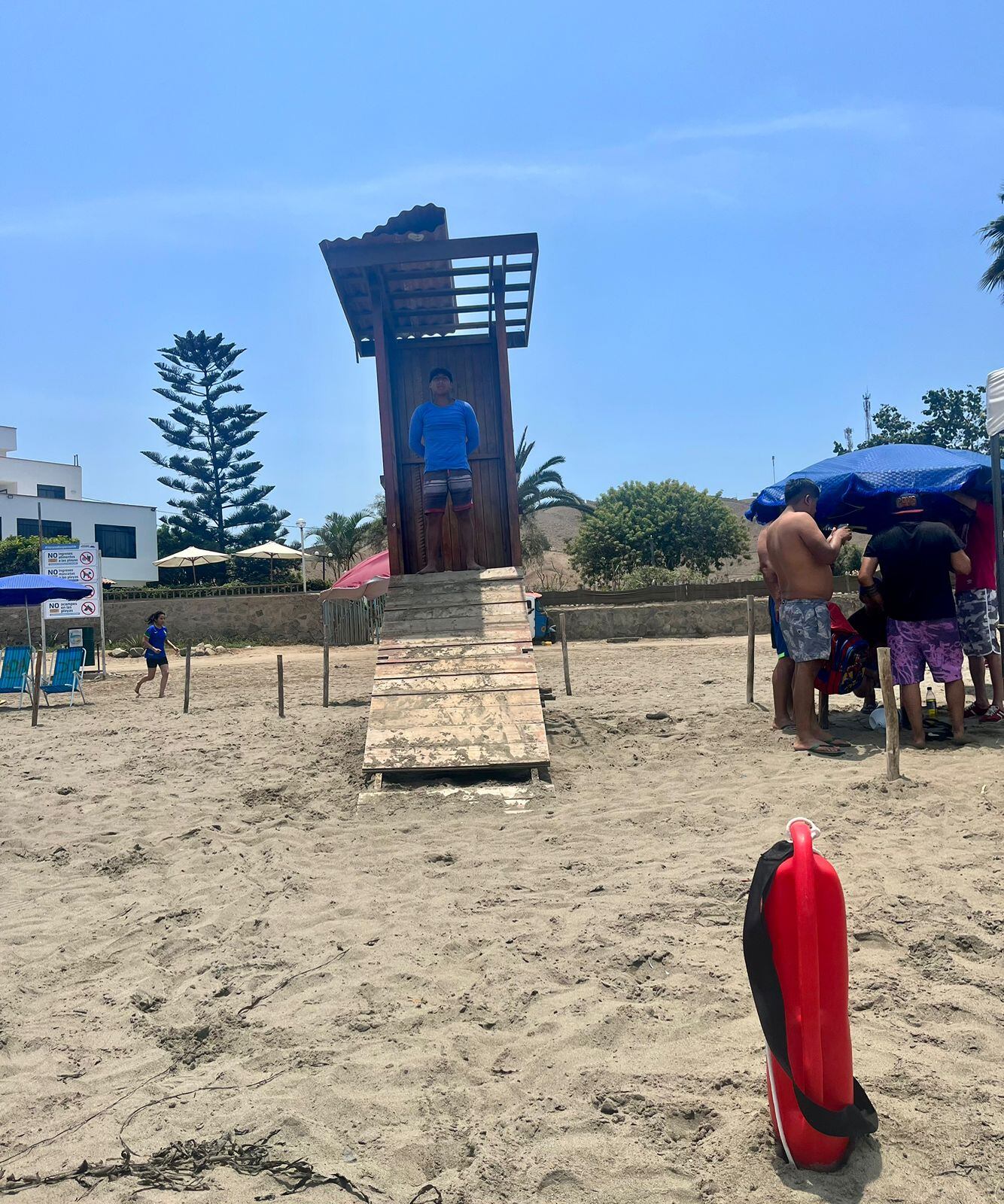 En Naplo los mismos comerciantes realizan las labores de salvataje. (Foto: Jhonny Valle)