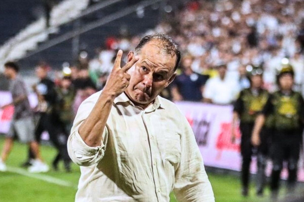 Juan Reynoso enseña dedos a la hinchada que lo insultaba (Foto: Liga1)
