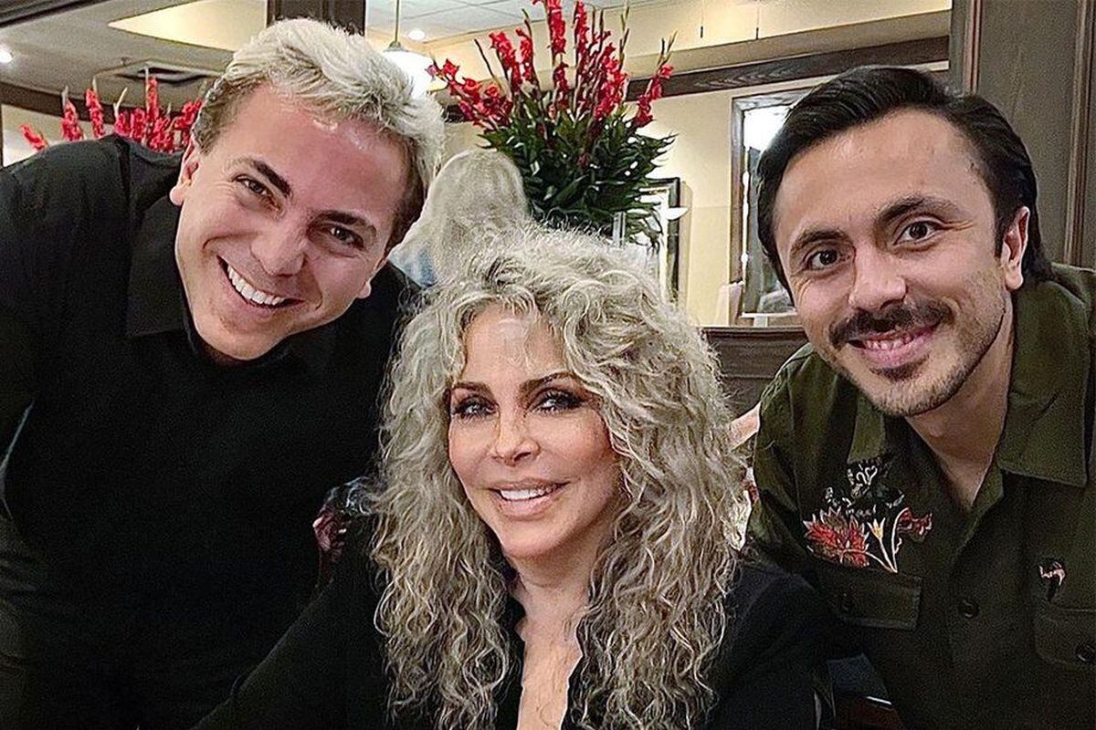 La celebridad, que en octubre cumplirá 70 años, junto a sus hijos Castro y Michel (Foto: Verónica Castro / Instagram)