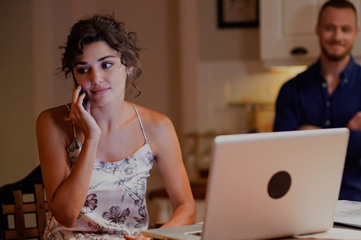 Hande Erçel como la recordada Eda de "Love Is in the Air". (Foto: MF Yapim)