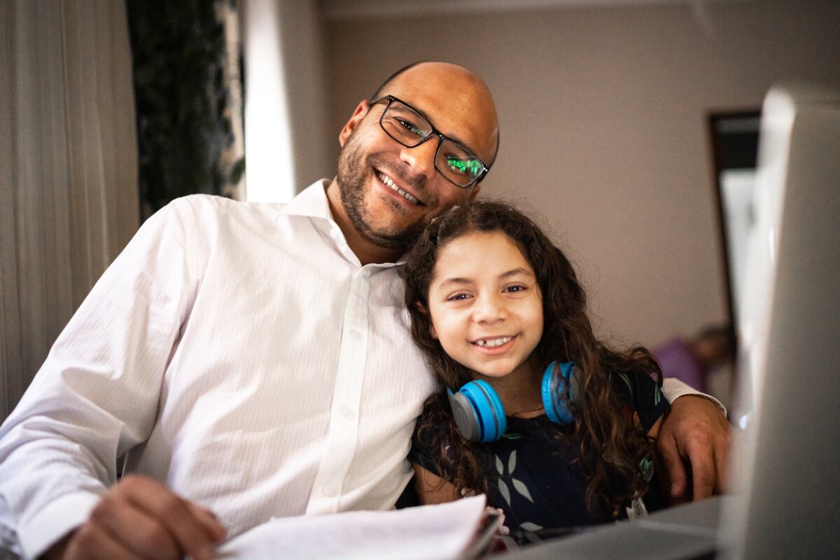 Conversa con ellos sobre los peligros de las redes. Foto: Istock.