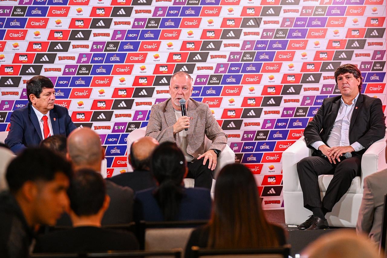 Mano Menezes fue presentado por la Bicolor al mando de Agustín Lozano y Jean Ferrari | Foto: GEC