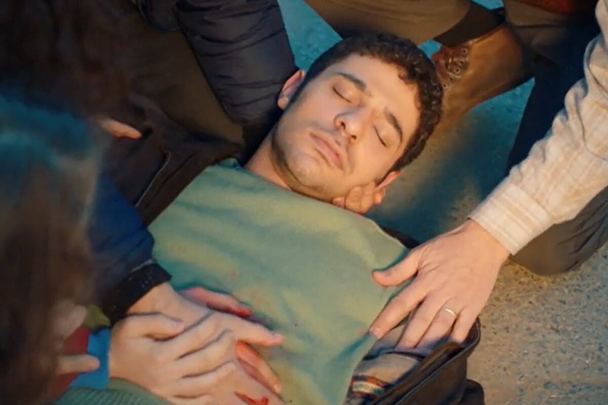 Kadir en el suelo y sangrando tras haber sido apuñalado (Foto: NGM Media)