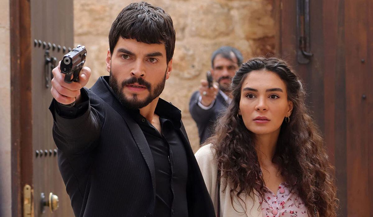Akın Akınözü y Ebru Sahin en una de las escenas más tensas de "Hercai". (Foto: Mia Yapım)