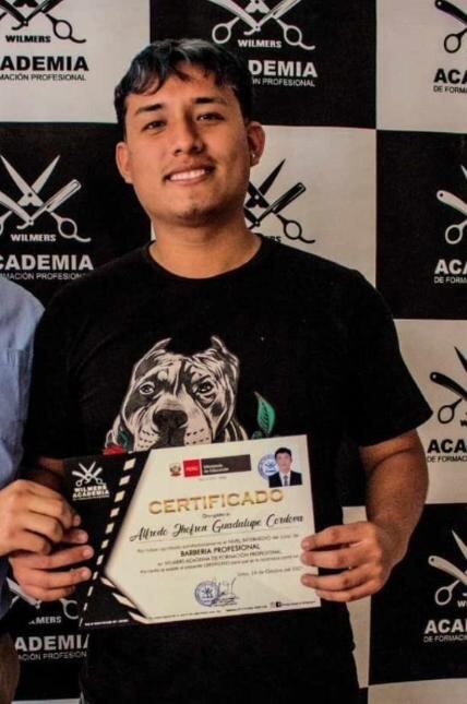 El joven barbero Alfredo Jhofren Guadalupe Córdova (18), fue herido de gravedad en asalto a la barbería donde labora. (foto: Mónica Rochabrum/Trome)