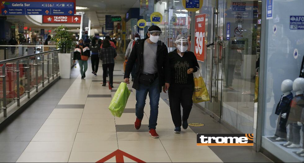 Este lunes se reinicia la atención presencial en los centros comerciales.. (Foto: Trome / Francisco Neyra)