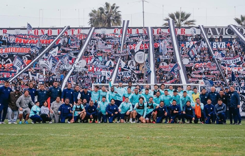 Hinchas participaron en emotivo banderazo al plantel de Alianza Lima. (@alianzalima)