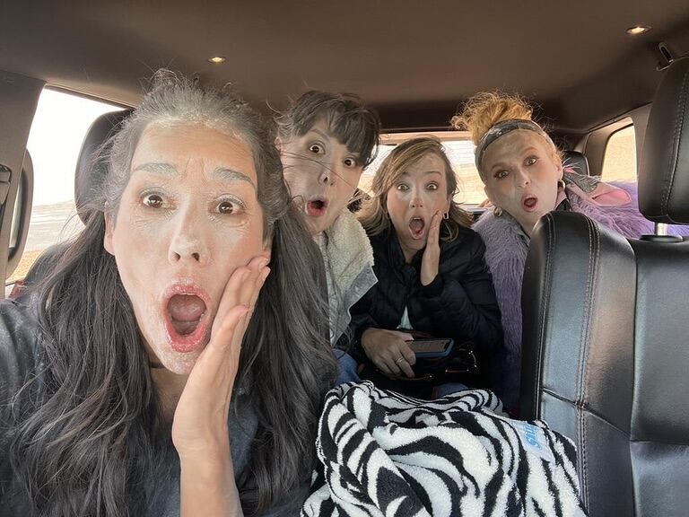 Gianella Neyra, Patricia Portocarrero, Milene Vázquez y Katia Condos en el rodaje de Soltera, casada, viuda y divorciada. Foto: Facebook Milene.