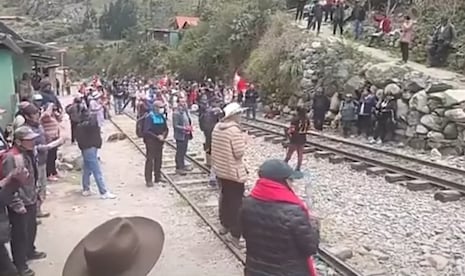 Policía se enfrenta a manifestantes en traslado de turistas varados en Machu Picchu