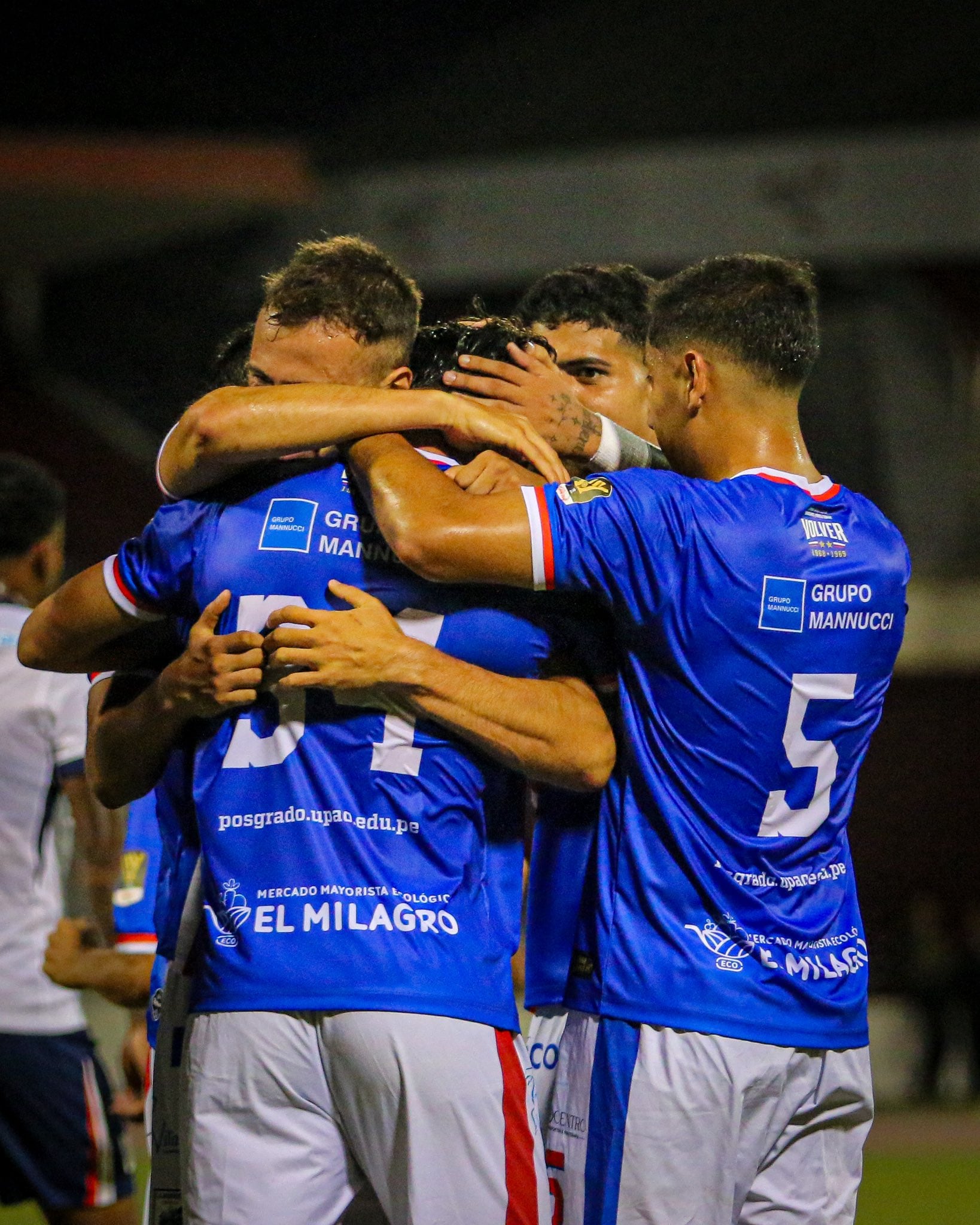 Carlos Mannucci celebra su triunfo ante Alianza Lima. (Foto: @CopadelaLigape / Itea Sports)
