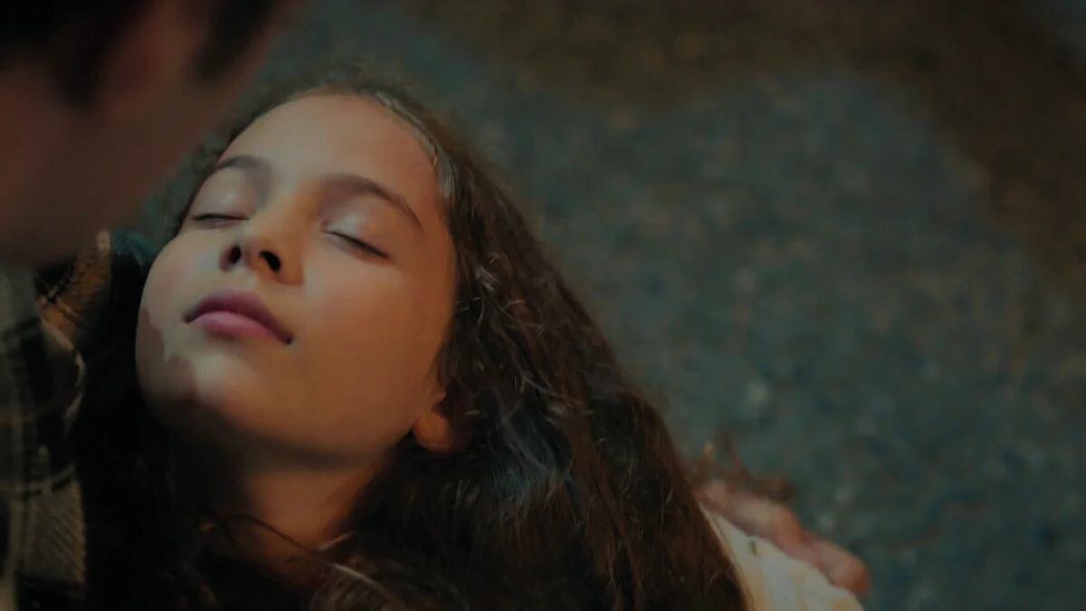 Emel ha quedado grave tras ser atropellada por Sarp, quien además se ha dado a la fuga (Foto: NG Medya)