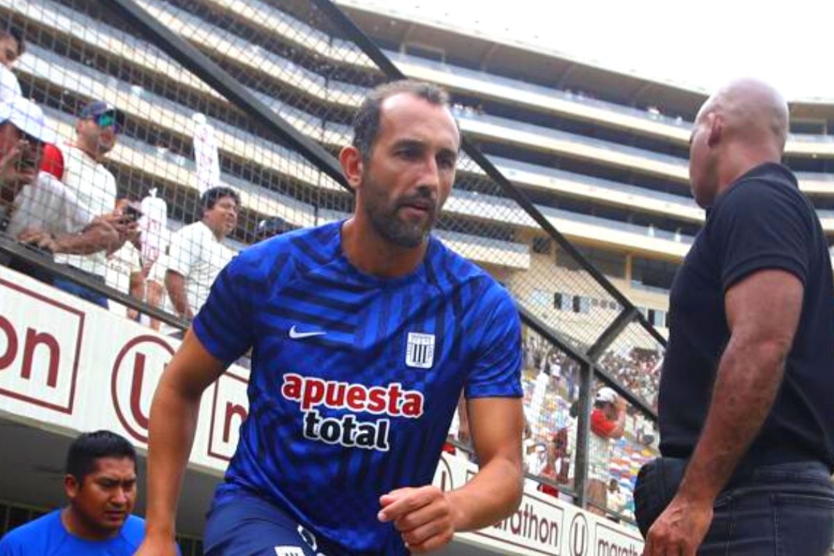 Hernán Barcos lidera a Alianza Lima este sábado ante Universitario (Foto: Andina)