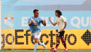 Yoshimar Yotún puso el empate final 2-2 con tanto de penal en el Sporting Cristal vs. Universitario