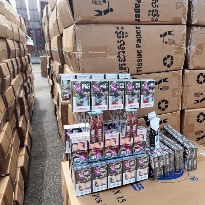 En el contenedor había productos de diferentes marcas, todas nocivas para la salud.