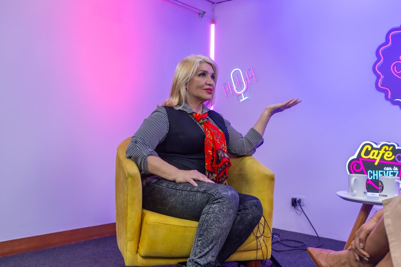 Lucy Cabrera en el Café con la Chevez. Foto: @Photo.Gec