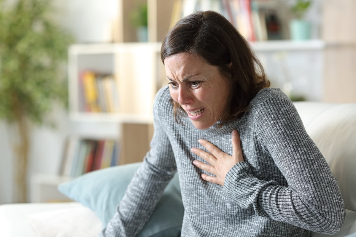 El infarto fulminante se presenta como un dolor en el pecho y puede acabar con tu vida en segundos. Foto: Istock.