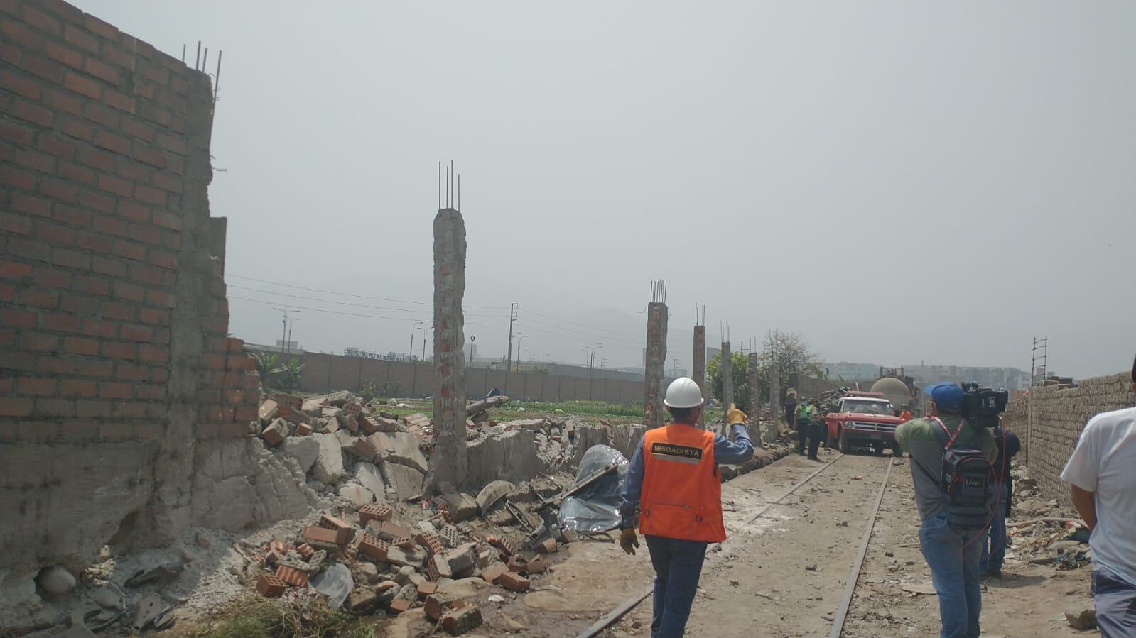 Estas fueron las paredes destrozadas mientras el tren avanzaba y la camioneta era arrastrada. | Foto: José Yucra