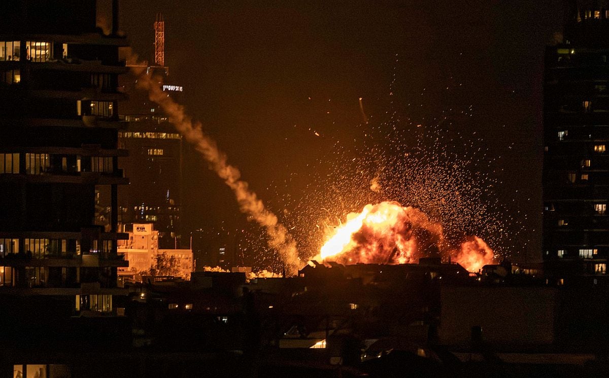 Una bola de fuego ilumina el cielo después de un ataque con misiles sobre Tel Aviv el 28 de febrero de 2026. Estados Unidos e Israel lanzaron ataques contra Irán el 28 de febrero, y la emisora pública israelí informó que el líder supremo iraní había sido el objetivo, mientras que la república islámica respondió con descargas de misiles contra los estados del Golfo e Israel | Foto: JOHN WESSELS / AFP