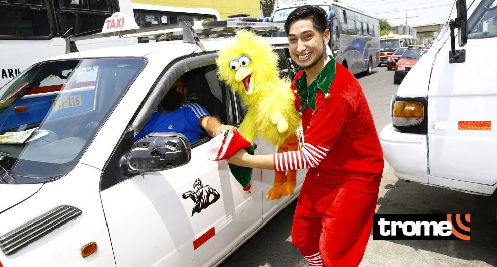 Joven se disfraza de duende para salir a las calles de La Victoria a ganarse la vida