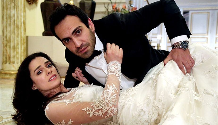 Aşk Yeniden se centra en dos personas de diferentes orígenes, Fatih Şekercizade (Buğra Gülsoy) y Zeynep (Özge Özpirinçci), que se encuentran en el mismo vuelo a Estambul (Foto: Süreç Film)