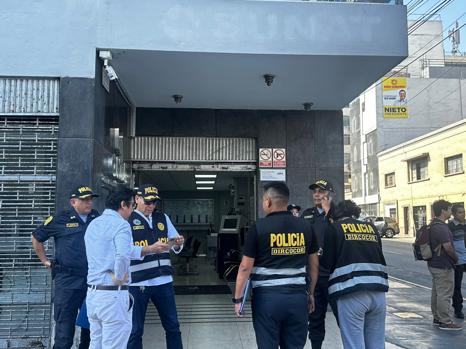 Si bien inicialmente solo se anunció que la fiscalía de prevención del delito venía recolectando información, posteriormente la fiscalía anticorrupción junto a efectivos de la policía arribaron a la sede de la ONPE. (Foto: PNP)