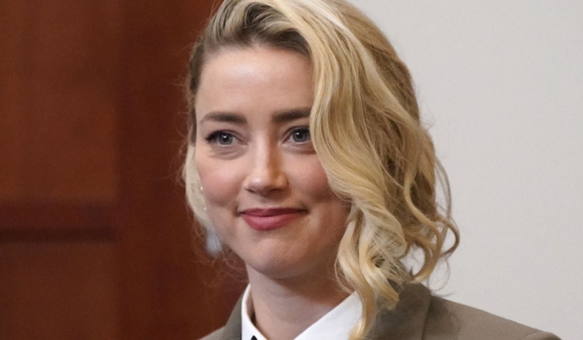 Amber Heard estaría pensando en declararse en bancarrota tras el millonario pago que debe hacerle a su expareja Johnny Depp (Foto: Steve Helber / AFP)