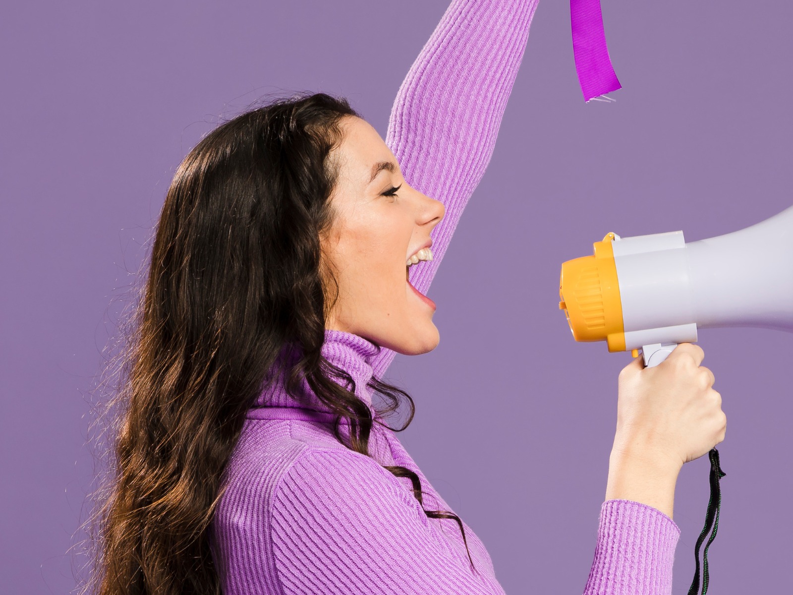 Una de las fechas más importantes dentro del movimiento feminista y donde abunda el color morado, es e 8 de marzo, conocido como el Día Internacional de la Mujer (Foto: Freepik)