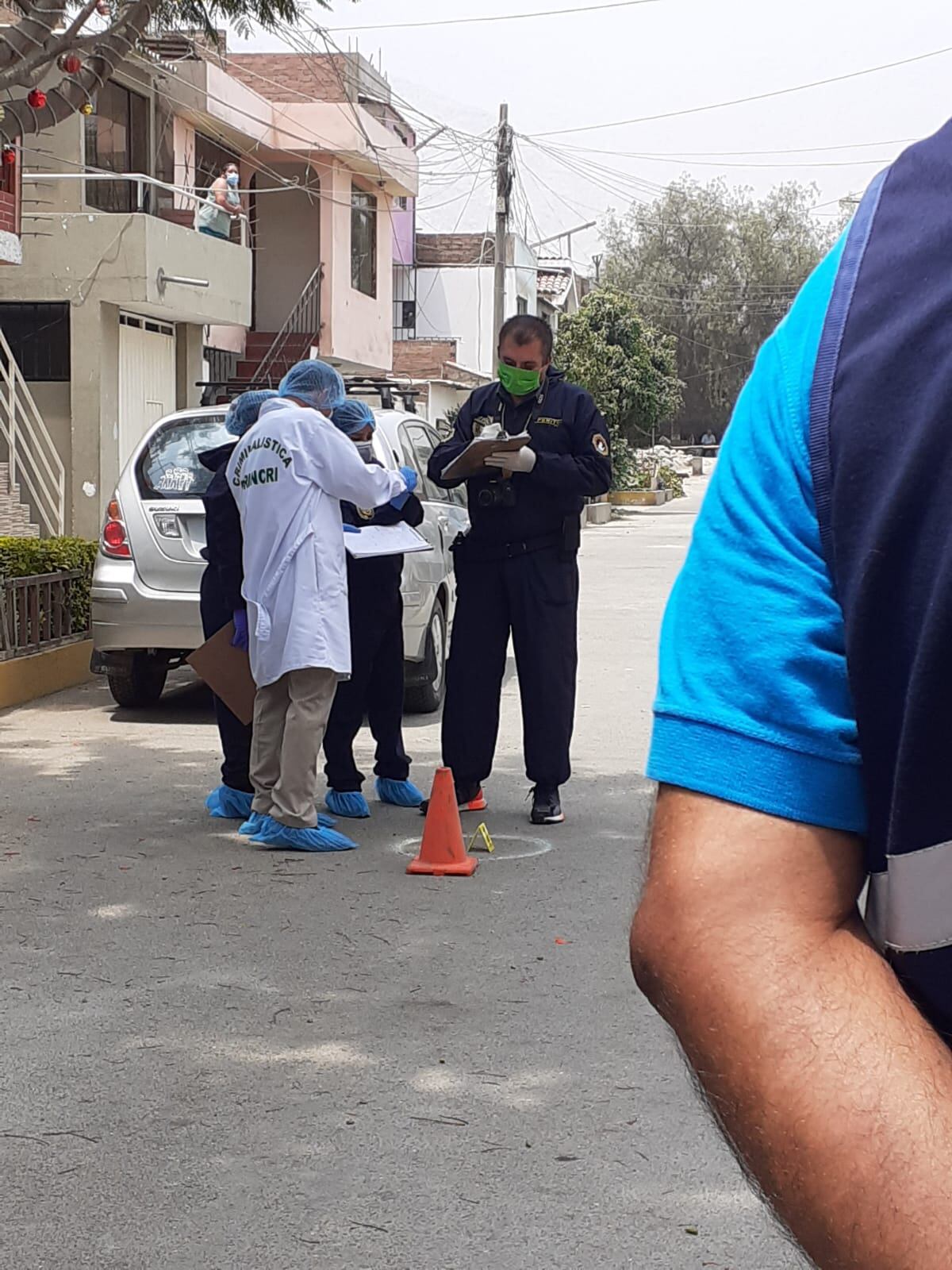 Cambista recibe llamada telefónica de un cliente, sale de su casa y es asesinado por dos delincuentes en moto lineal.