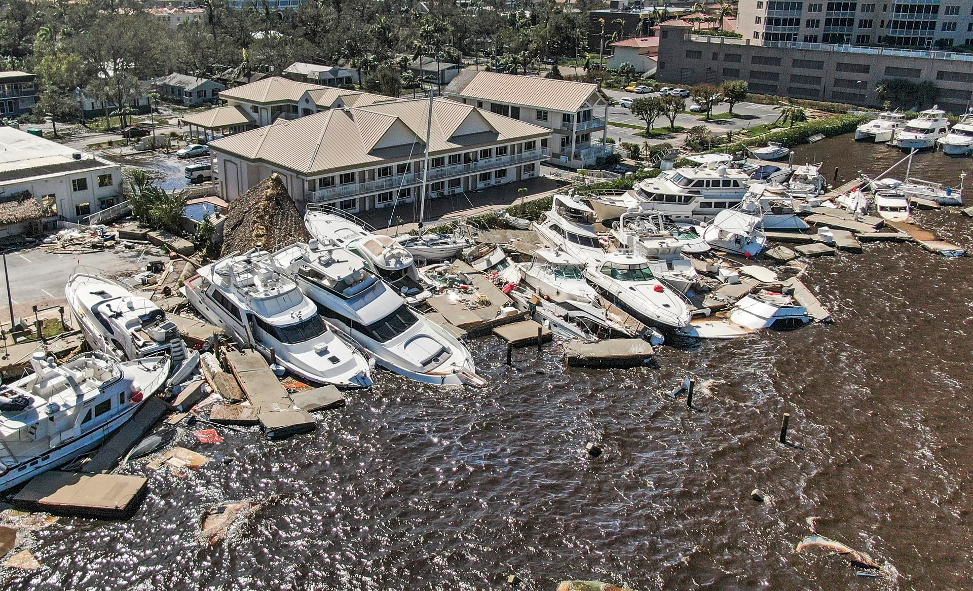 Una foto aérea tomada con un dron muestra los daños causados por el huracán Ian en Fort Myers, Florida. (EFE/EPA/TANNEN MAURY).