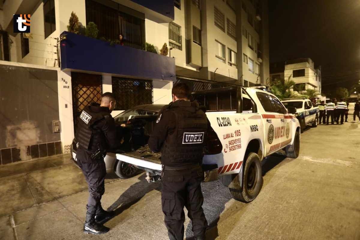Agentes UDEX retiraron explosivo del edificio en Surquillo. (Fotos: César Grados/@photo.gec)