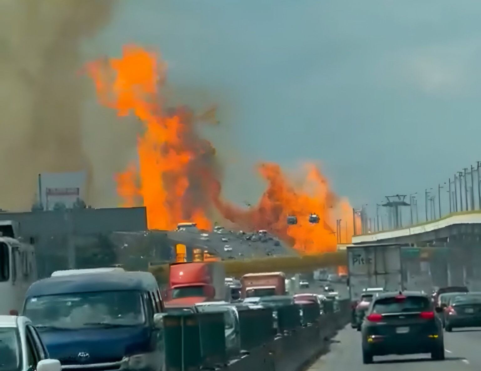 Captura de video de la explosión de una pipa que transportaba gas en el Puente de la Concordia, Iztapalapa, México.