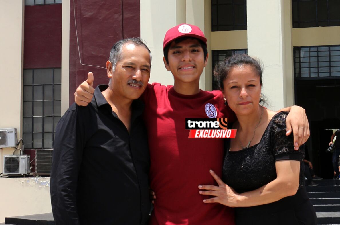 Mario Gilvonio, joven talento peruano fue segundo puesto del cómputo general del examen de admisión UNI 2024-I. En la foto, junto a sus padres. (Entrevista: Isabel Medina / Trome / Foto: Gilvonio Saez).