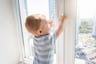 Prevención de caídas en niños: qué hacer en departamentos y pisos altos