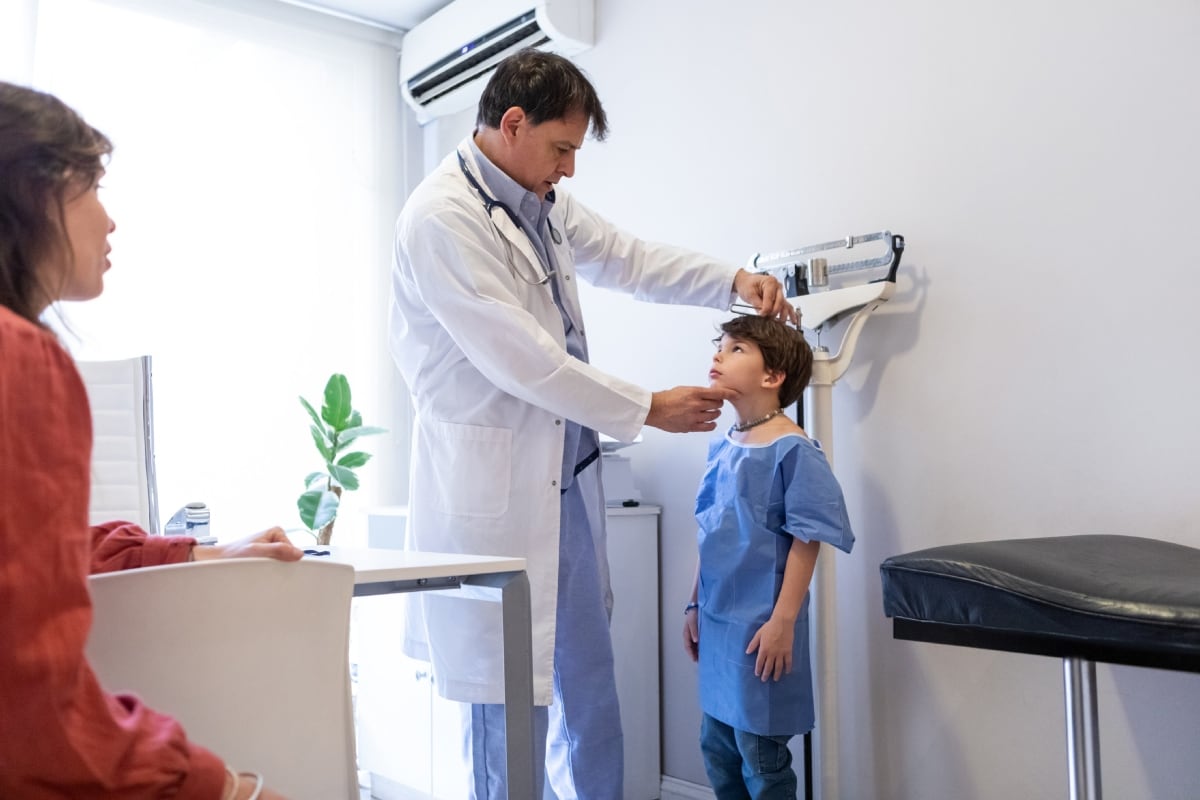 ¿Tu hijo es de talla baja? El Dr. Jean-Paul Osores Bianchi indica cuándo iniciar tratamiento hormonal y qué acciones ayudan a crecer de manera saludable. Foto: Istock.