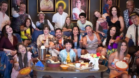 Elenco de Al fondo hay sitio se reúne para ver el estreno de la nueva temporada