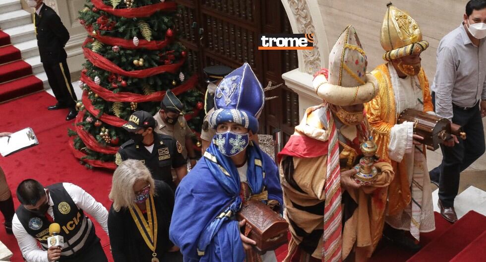 Policías realizan representación de la Bajada de Reyes en Lima. (Entrevista: Isabel Medina / Trome / Fotos: Britanie Arroyo)