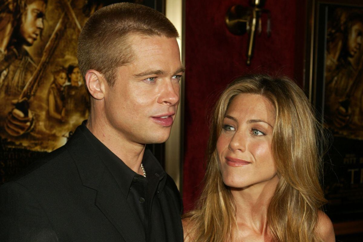 Brad Pitt mandó hacer un aro especial para el día de su matrimonio con Jennifer Aniston. (Foto: AFP)
