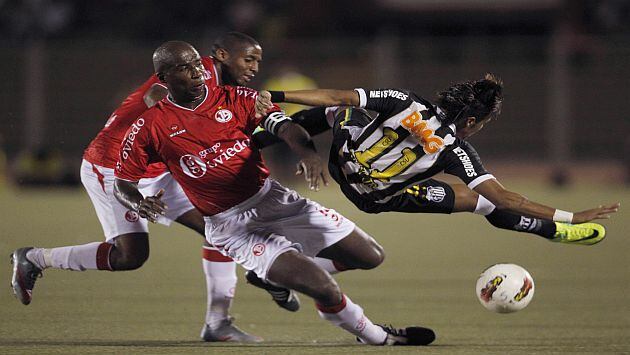 ‘Cuto’ ‘acaricia’ a Neymar. Luego se fue expulsado (AP/Fox Sports)