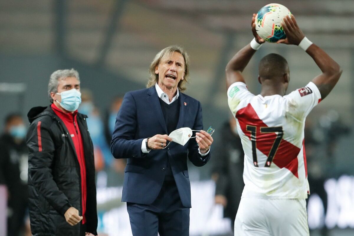 Ricardo Gareca mostró su desazón por no haber podido ganarle a Uruguay. Foto: AFP.