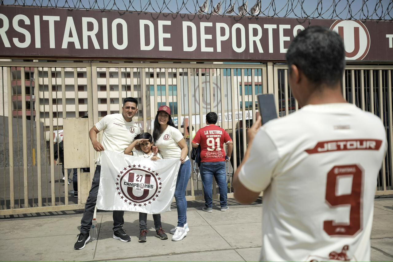 La familia, una constante en el estadio Monumental acompañando a la 'U' (Foto: GEC)