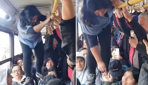 ¡Como Spider-Man! Cobradora trepa por el techo de un bus lleno para cobrar los pasajes